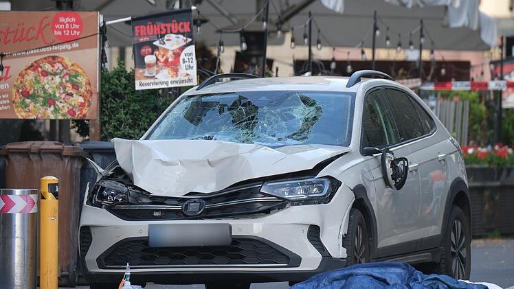 Auto in Leipzig in Menschengruppe gefahren