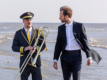 In der franz&ouml;sischen Tragikom&ouml;die "Die leisen und die gro&szlig;en T&ouml;ne" lernt Thibaut (Benjamin Lavernhe, rechts) seinen j&uuml;ngeren Bruder Jimmy (Pierre Lottin) kennen.