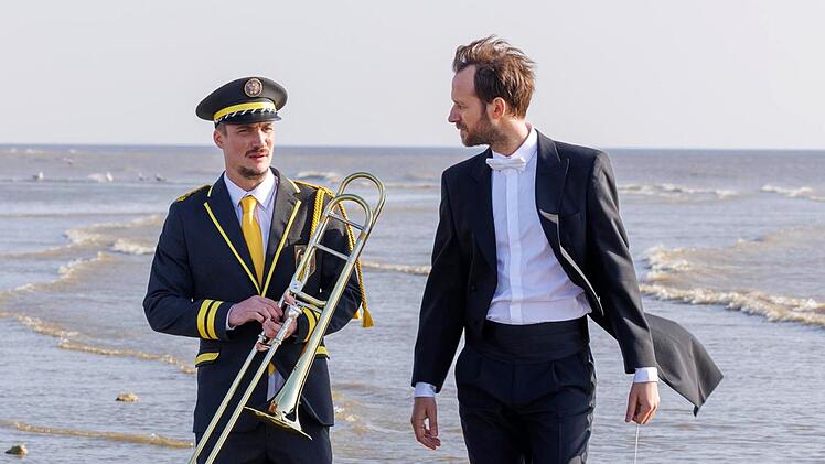 In der franz&ouml;sischen Tragikom&ouml;die "Die leisen und die gro&szlig;en T&ouml;ne" lernt Thibaut (Benjamin Lavernhe, rechts) seinen j&uuml;ngeren Bruder Jimmy (Pierre Lottin) kennen.