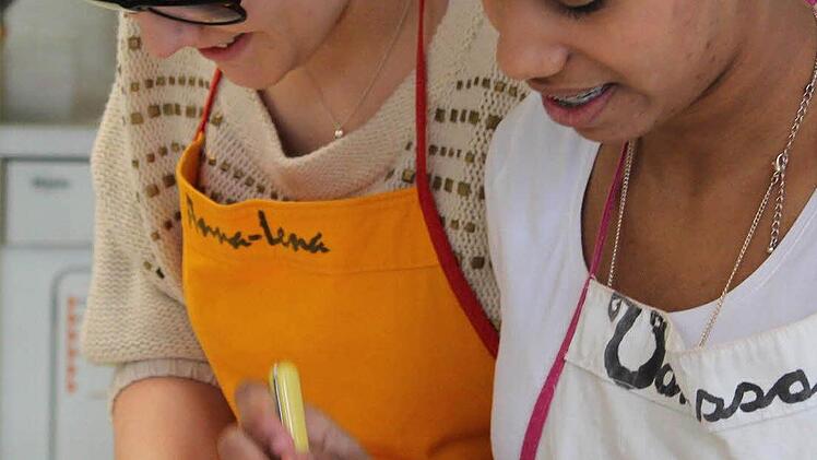 Für den Nachtisch vermischen Anna-Lena-Kopp (Hirschfeld) und Vanessa Arcaini (Eichfeld) gehackte Mandeln mit Konfitüre. Foto: Pfannes