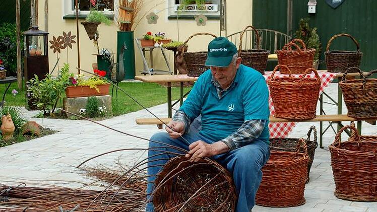 In Pülsdorf zeigt ein Korbmacher sein Handwerk.