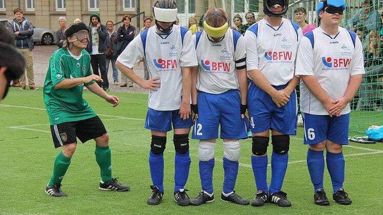 Beim Finalspieltag der Bundesliga auf dem Stuttgarter Schlossplatz bildete Manuel Beck (linkes Foto ganz rechts) mit seinen Teamkollegen eine Mauer im Spiel gegen den ISC Viktoria Dortmund.