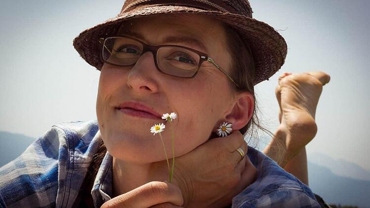 Sie kann so liab und unschuldig schauen - dabei hat sie es faustdick hinter den Ohren: Martina Schwarzmann ist eine Meisterin des satirischen Liedguts. Heute Abend tritt sie mit neuem Programm auf. Foto: Wiebe/Bunnemann