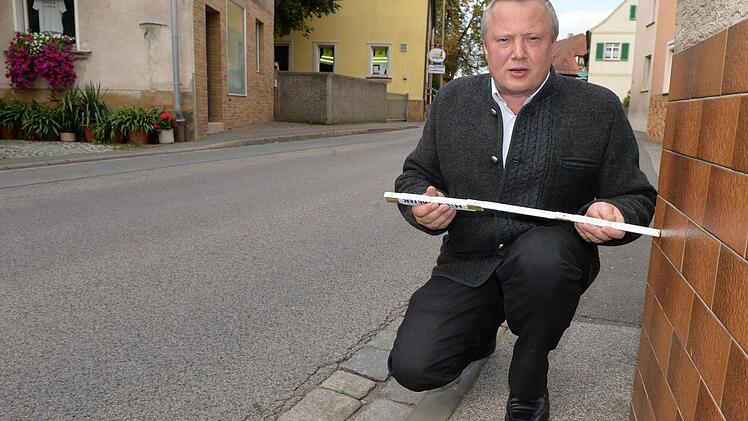 An dieser Stelle passt kein Rollator oder Kinderwagen durch. Das möchte der Bürgermeister ändern. Foto: Ronald Rinklef