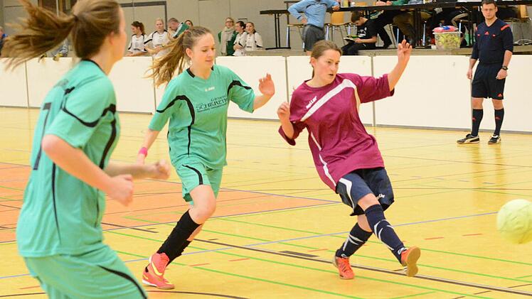 Szene aus dem Spiel des FC Hammelburg II (in grün) gegen den SV Langendorf. Foto: ssp