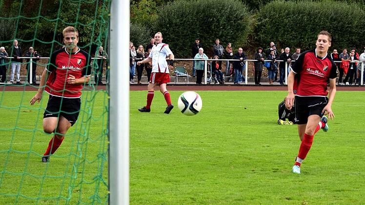 Leipi hat den Gästeschlussmann Jungkunz überwunden, sein platzierter Schuss brachte die Einheimischen in Führung. Zwar versuchen Dorsch und Welten (v.l.) zu retten, doch zu spät. Foto: Dieter Radziej