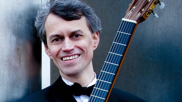 Siegbert Remberger gibt unter dem Motto "Klangfarben" ein Konzert in der Brückenauer Galerie Form + Farbe. Foto: Remberger