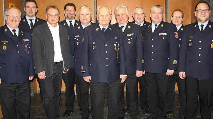 Diese Wehrmänner wurden für langjährige Mitgliedschaft geehrt, beziehungsweise erhielten staatliche Ehrungen. Fotos: Veronika Schadeck