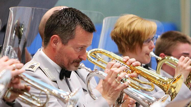 Impressionen vom Auftritt des Heeresmusikkorps Veitshöchheim in der Sporthalle der PestalozzischuleFoto: Jochen Berger