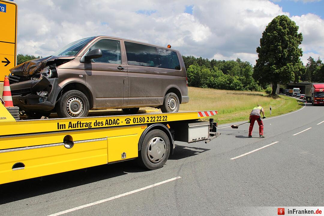Kleintransporter übersieht Audi im Kreuzungsbereich