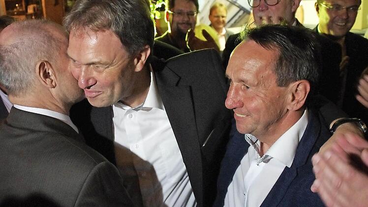 Wenig später reihte sich bei der Wahlparty der CSU im "Cocono" auch der unterlegene Kandidat Norbert Gräbner (r.) in die Riege der Gratulanten ein und dankte Wahlsieger Klaus Löffler für ein faires Duell. Foto: Marco Meißner