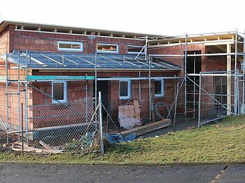 Das Maßbacher Freibad ist in diesem Monaten ein Dauerthema in den Sitzungen des Marktgemeinderates, da Arbeiten und Lieferungen für die Sanierung und den Umbau vergeben werden müssen. Seit wenigen Tagen ist das Dach auf dem Gebäude.  Foto: Dieter Britz