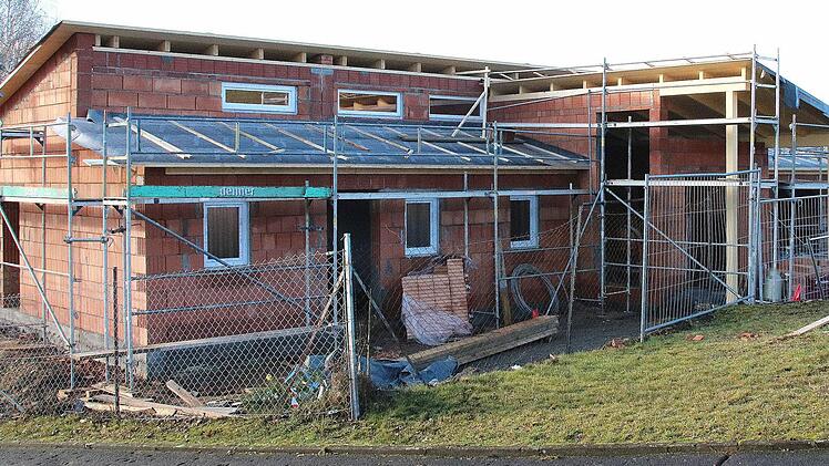 Das Maßbacher Freibad ist in diesem Monaten ein Dauerthema in den Sitzungen des Marktgemeinderates, da Arbeiten und Lieferungen für die Sanierung und den Umbau vergeben werden müssen. Seit wenigen Tagen ist das Dach auf dem Gebäude.  Foto: Dieter Britz