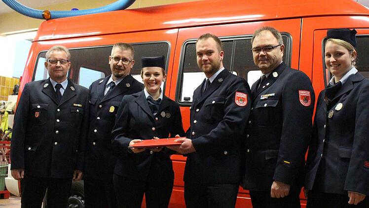 Neuwahlen standen beim Feuerwehrverein an (von links): Harry Schäfer (neuer Vorsitzender), Michael Frank (neuer Stellvertreter), Jule Frank (neue Schriftführerin), Sebastian Wirth (bisheriger Schriftführer), Georg Helfrich (neuer Kassier) und Sandra Kleinheinz (neue Vertrauensfrau). Foto: Sebastian Schmitt-Mathea