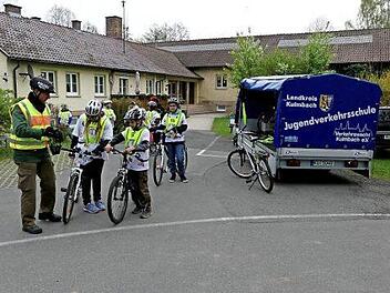 Verkehrserzieher Ralf Meisel prüft vor dem Start, ob die Funkverbindung mit den Fahrrädern der Schüler funktioniert. Foto: Dieter Hübner