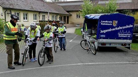 Verkehrserzieher Ralf Meisel prüft vor dem Start, ob die Funkverbindung mit den Fahrrädern der Schüler funktioniert. Foto: Dieter Hübner