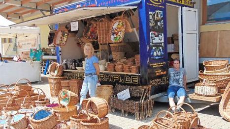 Hier gibt es Kirschenkrätzen (Körbe).