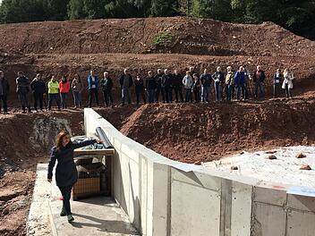 Mächtige Erdarbeiten waren für die Sanierung der beiden Quellen am Leimerfeld nötig. Etliche Bürger zeigten Interesse. Foto: Jochen Vogel