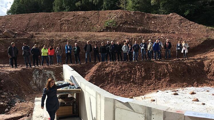 Mächtige Erdarbeiten waren für die Sanierung der beiden Quellen am Leimerfeld nötig. Etliche Bürger zeigten Interesse. Foto: Jochen Vogel
