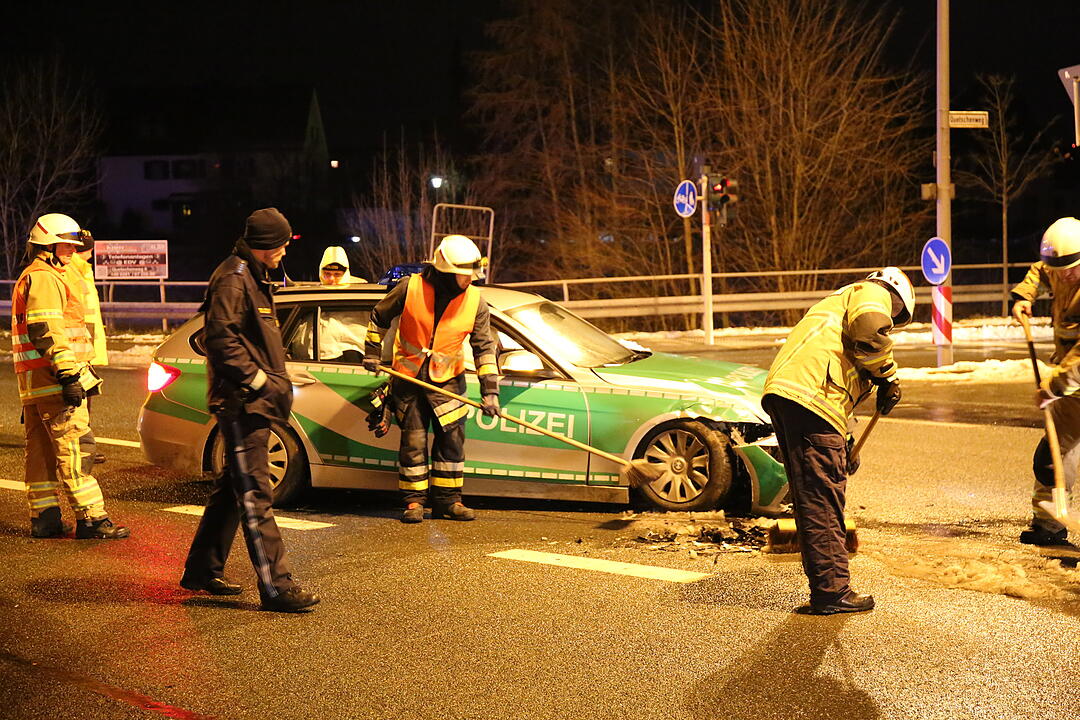 Frontalzusammenstoß mit einem Polizeiwagen in Hof