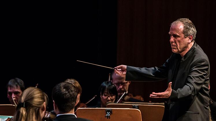 Bei der Beethoven-Gala im Coburger Kongresshaus begeisterte Alexander Lonquich gleich doppelt - als Pianist und als Dirigent des Philharmonischen Orchesters.Foto: Jochen Berger
