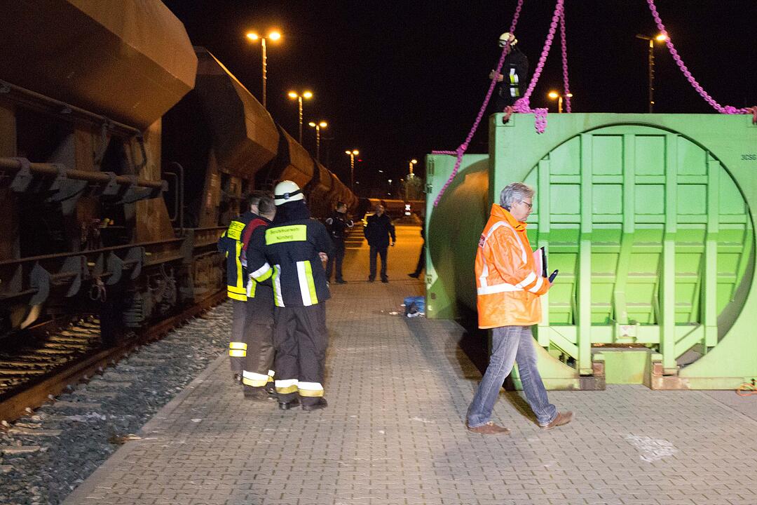 Großeinsatz in Nürnberg: Mitarbeiter hören Babygeschrei aus Pressmüll-Container
