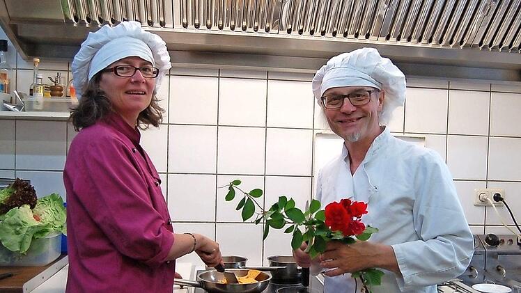 Die letzten Tage in der Küche des Restaurants "Tie" in der Leopoldstraße: Franz Rocklitzer und Partnerin Bettina Dörfling hoffen aber auf einen Neuanfang an einem anderen Standort mit einem anderen Konzept.Helke Renner