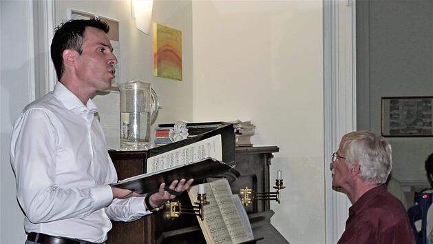 Liederabend in der Goldenen Adlerh&uuml;tte mit Anthony Lo Papa als Tenor und Wolfgang Pinkow-Margerie am Klavier Foto: Werner Rei&szlig;aus