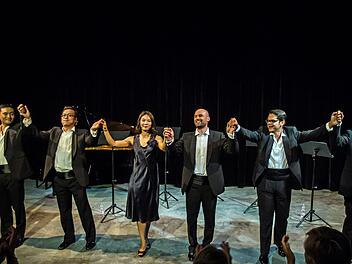 Umjubelt: Von Mina Kim am Klavier begleitet, begeisterten Jaehan Bae, Tae-Kwon Chu, Christian Huber, Marcello Mejia-Mejia und  Jinwook Jeong (von links) mit ihrem Liederabend "Love of Autumn" im Coburger Theater in der Reithalle.Jochen Berger