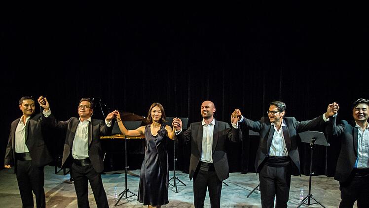 Umjubelt: Von Mina Kim am Klavier begleitet, begeisterten Jaehan Bae, Tae-Kwon Chu, Christian Huber, Marcello Mejia-Mejia und  Jinwook Jeong (von links) mit ihrem Liederabend "Love of Autumn" im Coburger Theater in der Reithalle.Jochen Berger