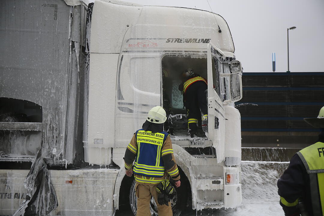 Nach Kollision mit Leitplanke: Lastwagen geht auf A9 in Flammen auf