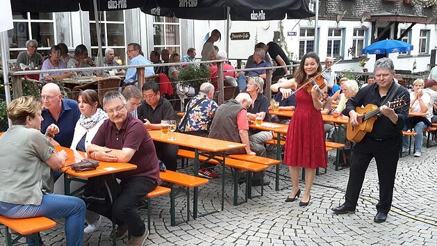 Essen, trinken, kl&ouml;nen - zur Unterhaltung gibt es Musik verschiedener Stilrichtungen. Die Bad Br&uuml;ckenauer Feierabendkonzerte kommen bereits in ihrer ersten Saison sehr gut beim Publikum an. Unser Bild entstand beim Auftritt des Duos "Viola &acute;n Guitar" in der Altstadt.Foto: Rolf Pralle