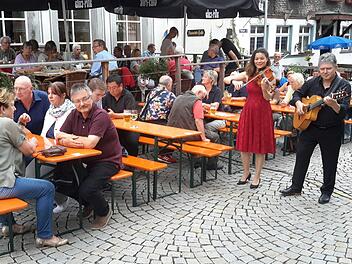 Essen, trinken, klönen - zur Unterhaltung gibt es Musik verschiedener Stilrichtungen. Die Bad Brückenauer Feierabendkonzerte kommen bereits in ihrer ersten Saison sehr gut beim Publikum an. Unser Bild entstand beim Auftritt des Duos "Viola ´n Guitar" in der Altstadt.Foto: Rolf Pralle