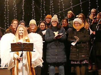 Auch das Christkind wirkte beim Weihnachtssingen mit.