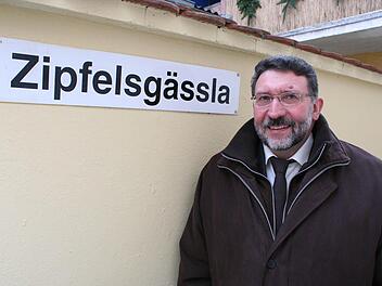 "Zipfelsgässla" heißt in Schlüsselfeld von alters her eine schmale Verbindung zwischen Marktplatz und Kirche. Obwohl das Gässchen nie offiziell gewidmet wurde, schenkte die Stadtverwaltung ihrem Chef Georg Zipfel zum 50. Geburtstag ein Straßenschild.  Foto: Evi Seeger