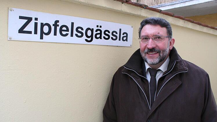 "Zipfelsgässla" heißt in Schlüsselfeld von alters her eine schmale Verbindung zwischen Marktplatz und Kirche. Obwohl das Gässchen nie offiziell gewidmet wurde, schenkte die Stadtverwaltung ihrem Chef Georg Zipfel zum 50. Geburtstag ein Straßenschild.  Foto: Evi Seeger