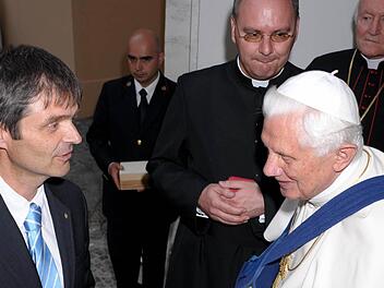 Michael Thiem, Geschäftsführer der Laufer Mühle (links) und der Höchstadter Dekan Kilian Kemmer (Dritter von links) bei einem Papstbesuch.