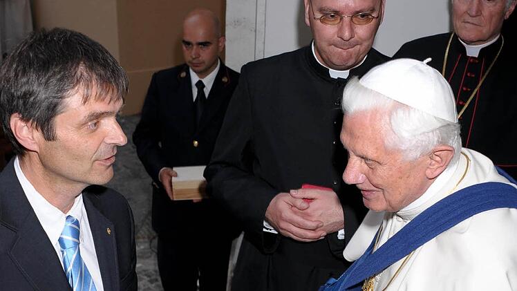Michael Thiem, Geschäftsführer der Laufer Mühle (links) und der Höchstadter Dekan Kilian Kemmer (Dritter von links) bei einem Papstbesuch.