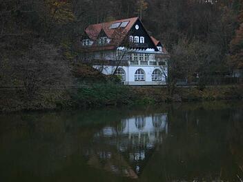 Blickfang auch an dunklen Novembertagen: Jugendherberge Wolfsschlucht. Foto: Ronald Rinklef