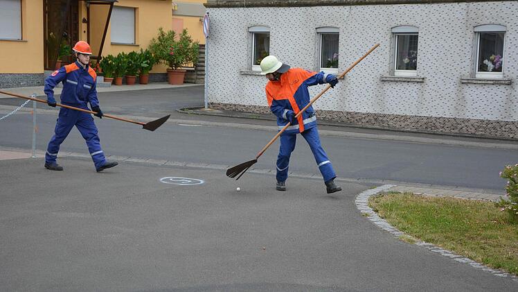 Zwei Jugendfeuerwehrler aus Ermershausen mit Waldbrandpatschen in Gemeinfeld