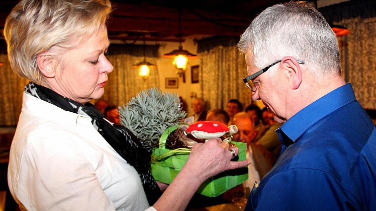 Karin Frank von der FU überreicht ein Dankeschön für den Glückspilz Hans Mönius.