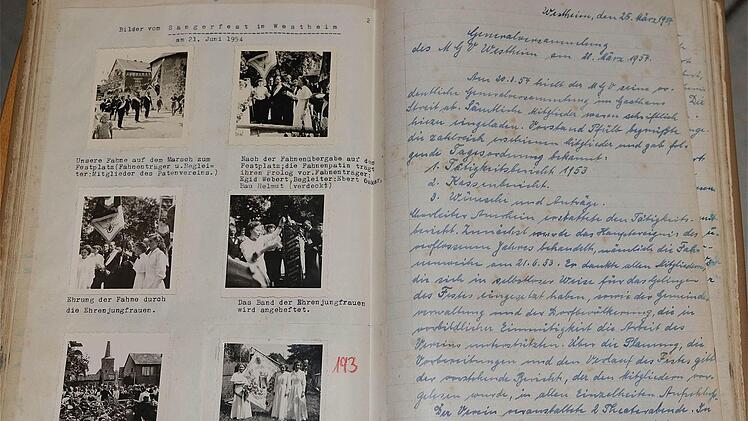 lte Schwarzweißfotos aus den frühen 1950er Jahren: Irma Schmidt bei der Fahnenweihe. Foto: Schaar