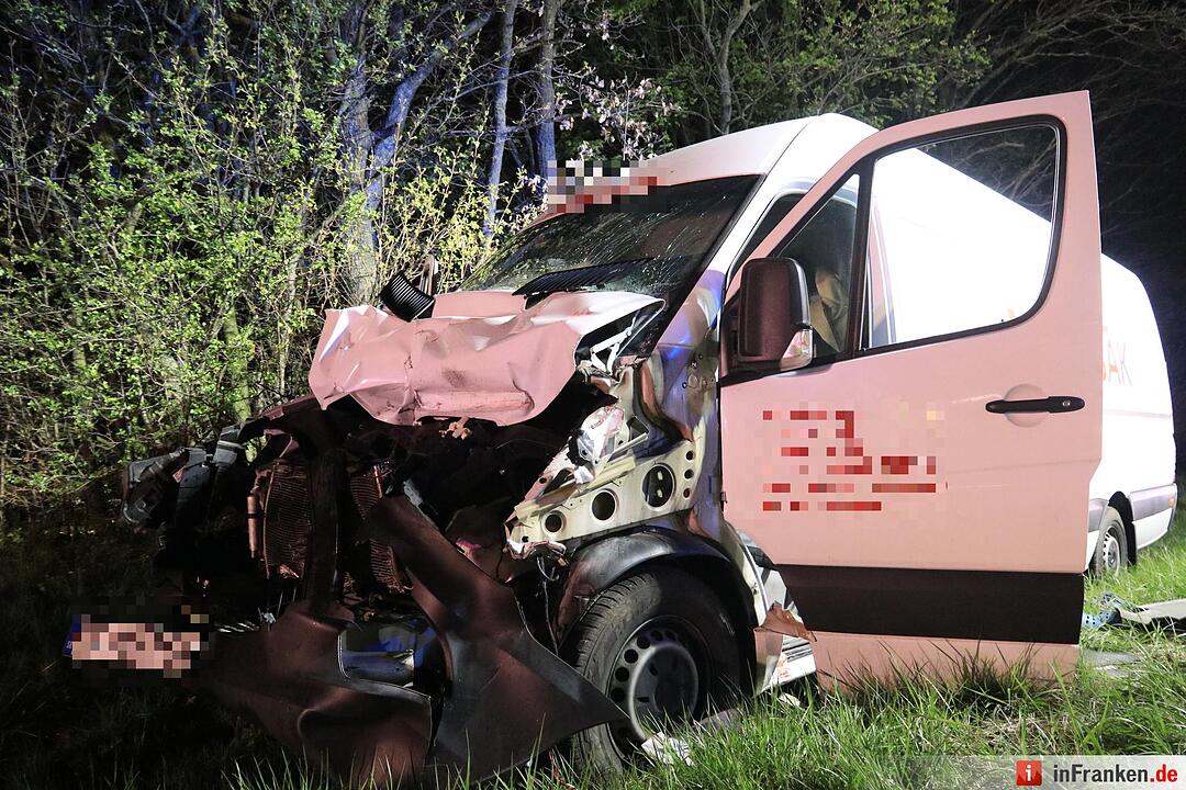 A3: Kleintransporter fährt auf Lkw auf – Fahrer wird schwer verletzt