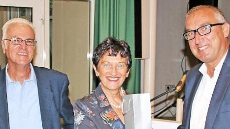 Landtagsvizepräsidenten Inge Aures (Mitte) sprach bei einer SPD-Wahlversammlung in Bad Bocklet. Begrüßt wurde sie vom Ortsvereinsvorsitzenden Hans Bauer (links) und von Bürgermeister Andreas Sandwall (rechts).  Foto: Dieter Britz