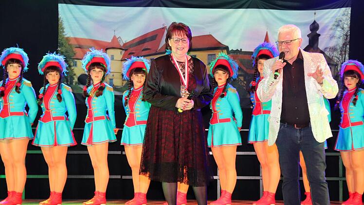 Wer moderiert hier? Doch nicht Uta Möller und Hans Mönius?Johanna Blum