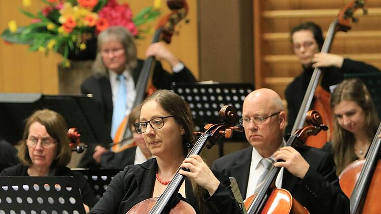 Viel Beifall gab es in Neustadt für die Uraufführung der 2. Sinfonie des in Ahorn lebenden Komponisten Gerhard Deutschmann. Umjubelte Solistin beim Konzert der Musikfreunde unter Leitung von Hans Stähli war die Cellistin  Hanna Pyrozhkova.Foto: Jochen Berger