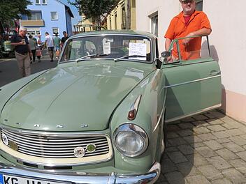 Micheal E. Emes zeigt seinen Goliath Hansa 1100, ein seltener Wagen aus den Borgward-Werken in Bremen. Fotos: Monika Schütz