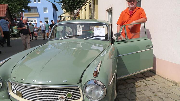 Micheal E. Emes zeigt seinen Goliath Hansa 1100, ein seltener Wagen aus den Borgward-Werken in Bremen. Fotos: Monika Schütz