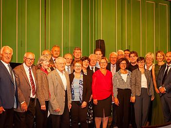 Gründungsmitglieder, Ehrengäste aus den Partnerstädten, Ehrenpräsident Dietrich Försch, Stadträtin Birgit Eber, Pianist Thomas Rigutto sowie das Präsidium des Komitees feierten am Samstag mit weitere Gästen 20 Jahre Städtepartnerschaftskomitee Bad Kissingen. Foto: Peter Hinz