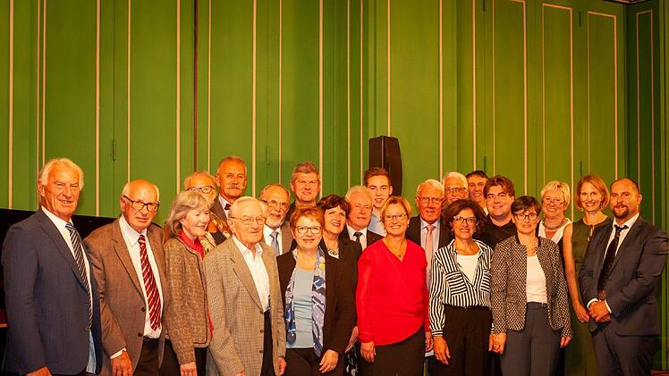 Gründungsmitglieder, Ehrengäste aus den Partnerstädten, Ehrenpräsident Dietrich Försch, Stadträtin Birgit Eber, Pianist Thomas Rigutto sowie das Präsidium des Komitees feierten am Samstag mit weitere Gästen 20 Jahre Städtepartnerschaftskomitee Bad Kissingen. Foto: Peter Hinz